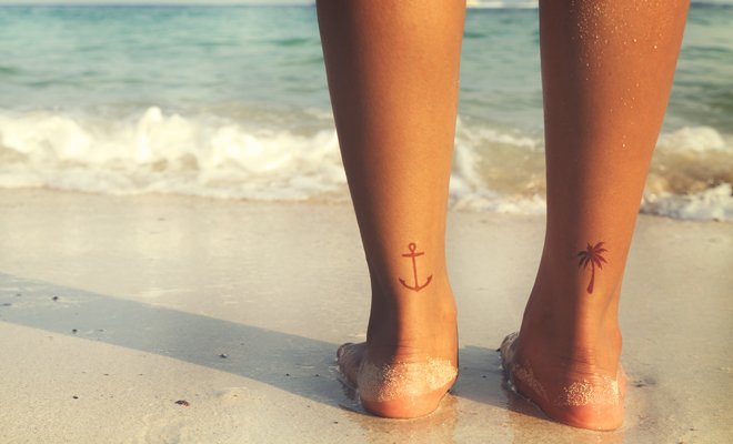 Going to the beach or pool after getting a tattoo: risks and precautions